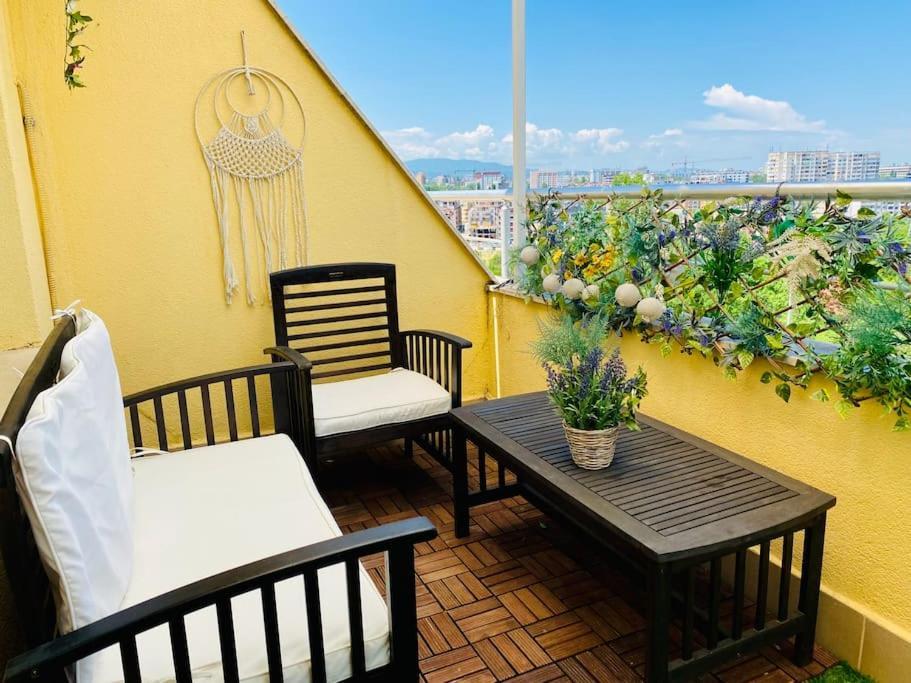 Stylish Magenta Apartment - Terrace & Free Parking София Екстериор снимка
