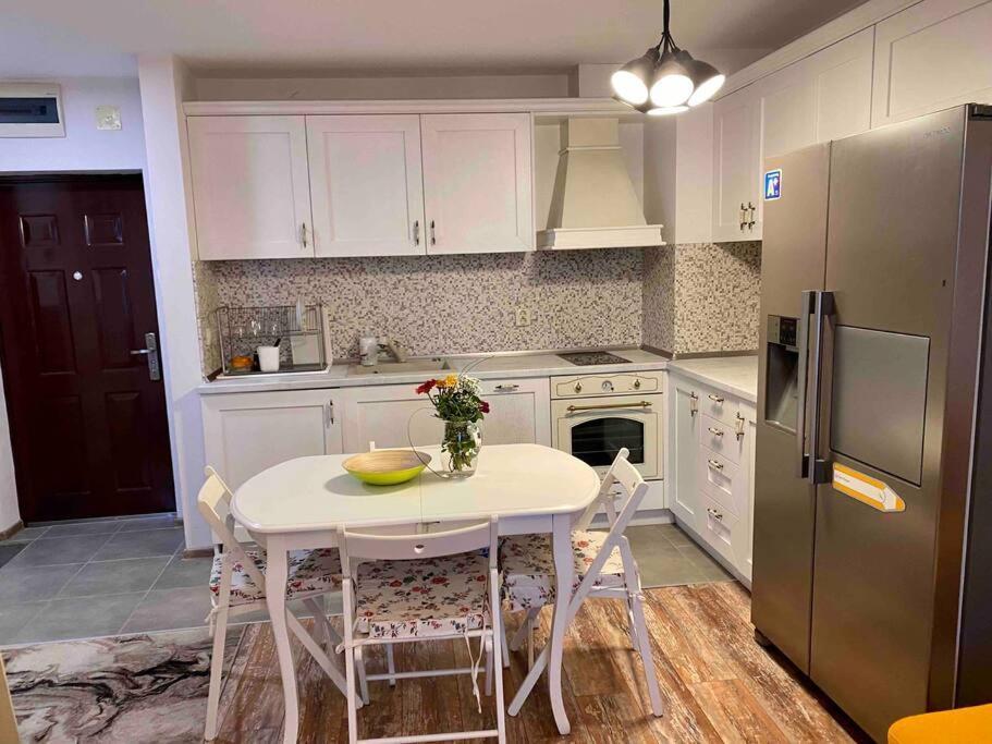 Stylish Magenta Apartment - Terrace & Free Parking София Екстериор снимка